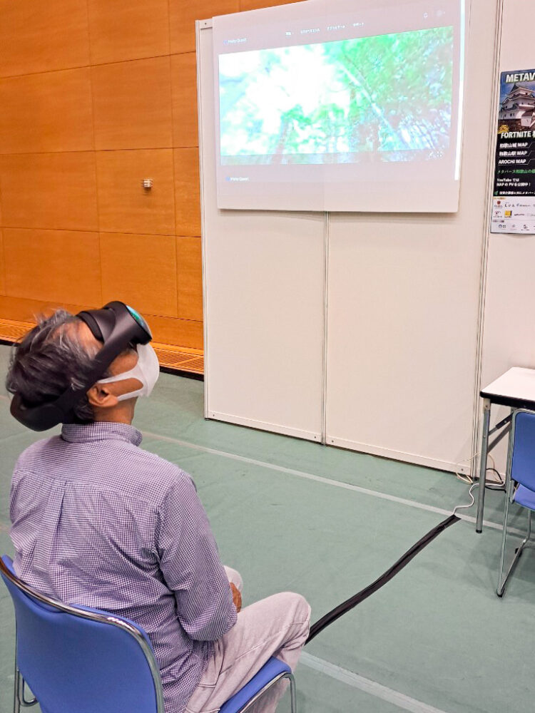 VRゴーグルを装着してでVR観光動画を試聴している様子